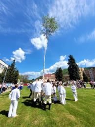 Hnúšťa oslávila 1. máj stavaním mája, folklórom a festivalom pouličného jedla